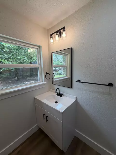 Bath - 197 W North Ave, Crestview, FL 32536 photo 1 of 3