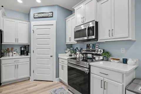 Kitchen - 163 Blooming Cv, Crestview, FL 32539 photo 5 of 9