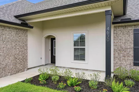 4630 Jayhawk Dr, Crestview, FL 32539