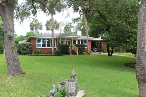 1183 N Bayshore Dr, Valparaiso, FL 32580