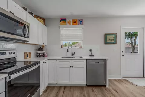 Kitchen - 5370 Highview Dr, Crestview, FL 32539 photo 5 of 6