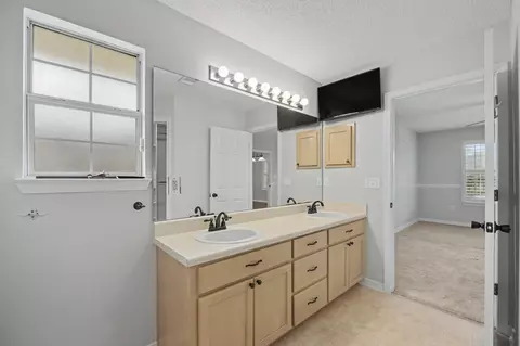 Bath - 4863 Traxx St, Crestview, FL 32536 photo 2 of 4