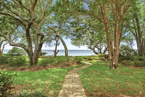 6627 Calle De Laurel, Navarre, FL 32566