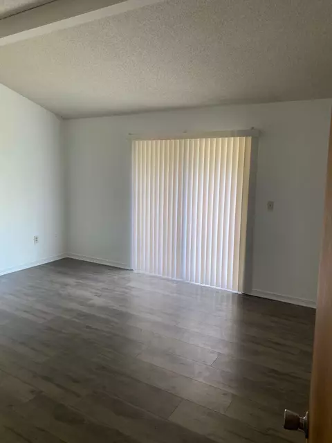 Living - 113 E Walker Cir, Crestview, FL 32539 photo 5 of 5