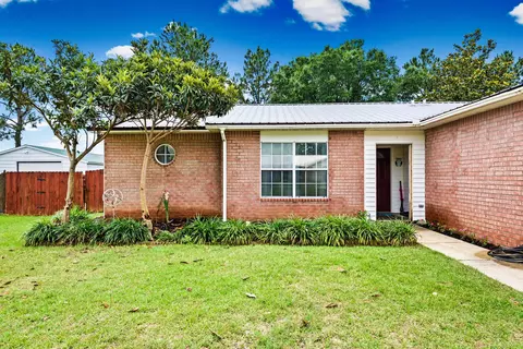 Exterior - 109 Louise Dr, Crestview, FL 32536 photo 4 of 10