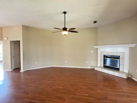 Living - 688 Brunson St, Crestview, FL 32536 photo 2 of 7