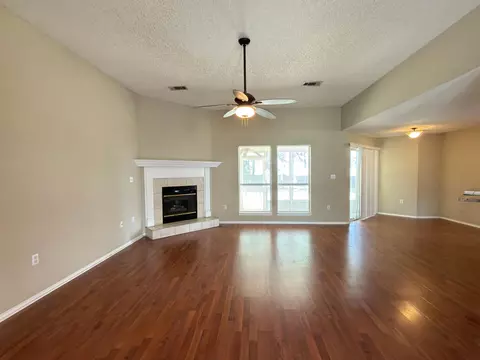 Living - 688 Brunson St, Crestview, FL 32536 photo 3 of 7