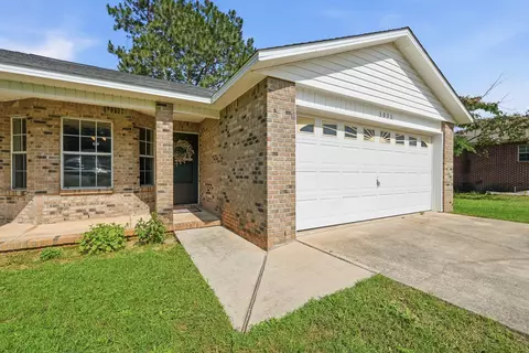 Exterior - 3033 Cabela Ln, Crestview, FL 32539 photo 5 of 9
