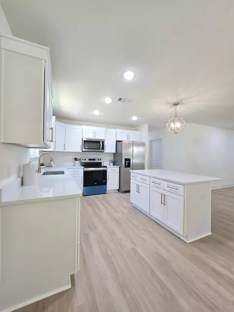 Kitchen - 523 Brackin St, Crestview, FL 32539 photo 3 of 3