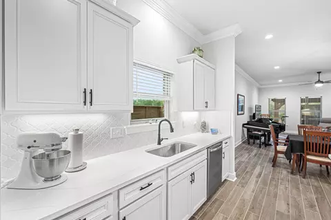 Kitchen - 101 Hydrangea Blvd, Freeport, FL 32439 photo 5 of 8