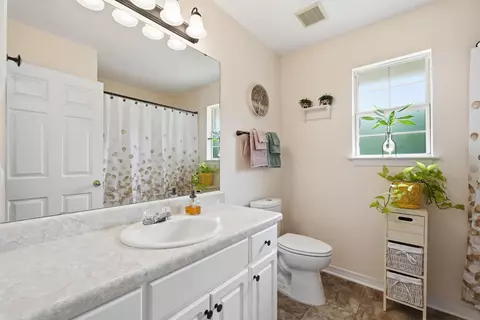 Bath - 2612 Paddock Cir, Crestview, FL 32536 photo 3 of 4