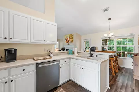 Kitchen - 2612 Paddock Cir, Crestview, FL 32536 photo 3 of 6
