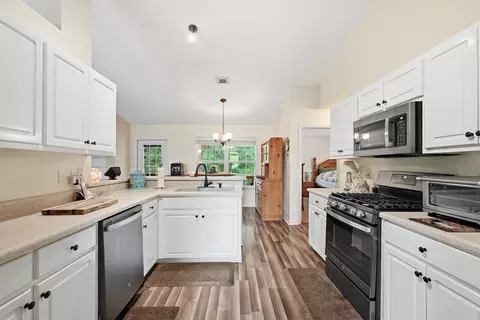 Kitchen - 2612 Paddock Cir, Crestview, FL 32536 photo 4 of 6