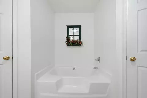 Bath - 2612 Paddock Cir, Crestview, FL 32536 photo 2 of 4