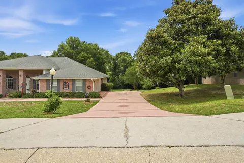 Exterior - 2612 Paddock Cir, Crestview, FL 32536 photo 5 of 12