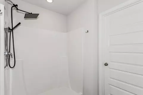 Bath - 5529 Silverbell Dr, Milton, FL 32583 photo 3 of 4