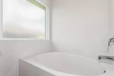 Bath - 5529 Silverbell Dr, Milton, FL 32583 photo 2 of 4