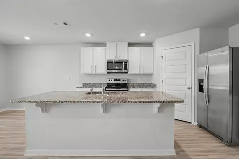Kitchen - 937 Sandbar Loop, Crestview, FL 32539 photo 3 of 6