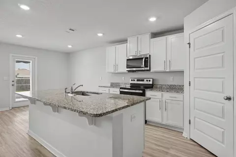 Kitchen - 937 Sandbar Loop, Crestview, FL 32539 photo 4 of 6