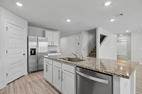 Kitchen - 937 Sandbar Loop, Crestview, FL 32539 photo 6 of 6