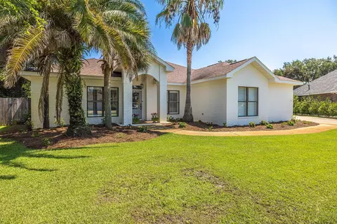 1194 Jaguar Cir, Gulf Breeze, FL 32563