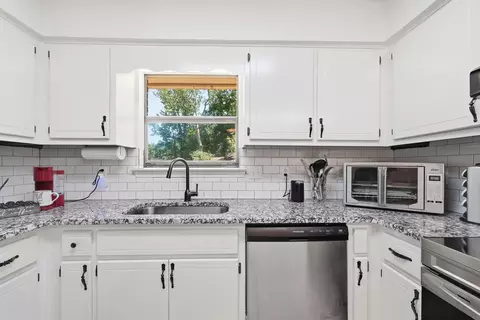 Kitchen - 128 Twin Oak Dr, Crestview, FL 32536 photo 2 of 2