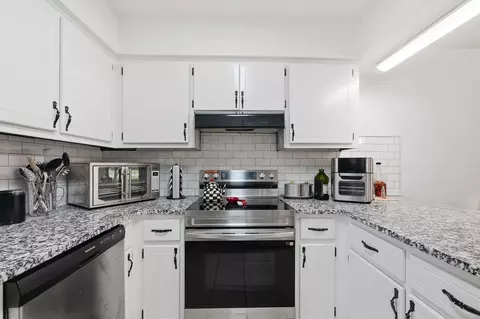 Kitchen - 128 Twin Oak Dr, Crestview, FL 32536 photo 1 of 2