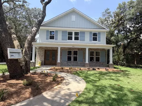 241 Grandview Ave, Valparaiso, FL 32580