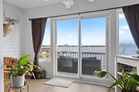 214 Snug Harbour Dr #20, Shalimar, FL 32579