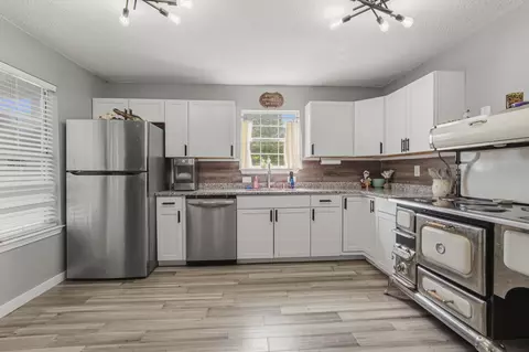 Kitchen - 264 Johns Ln, Freeport, FL 32439 photo 2 of 3
