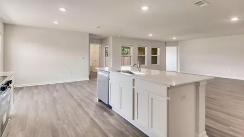Kitchen - 5743 Dearing St, Crestview, FL 32539 photo 4 of 4