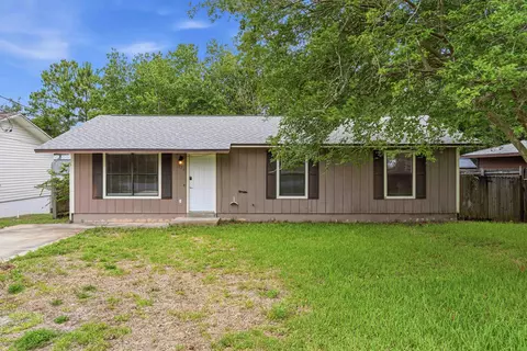 122 Green Dr, Mary Esther, FL 32569