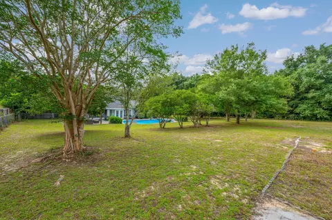 Exterior - 114 Oakcrest Dr, Crestview, FL 32539 photo 8 of 11