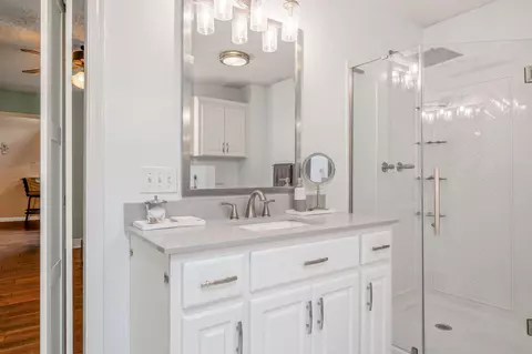 Bath - 114 Oakcrest Dr, Crestview, FL 32539 photo 3 of 7
