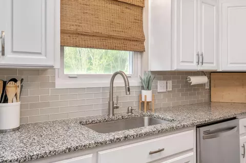 Kitchen - 114 Oakcrest Dr, Crestview, FL 32539 photo 4 of 5
