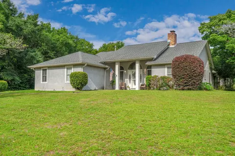 Exterior - 114 Oakcrest Dr, Crestview, FL 32539 photo 2 of 11