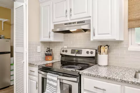 Kitchen - 114 Oakcrest Dr, Crestview, FL 32539 photo 5 of 5