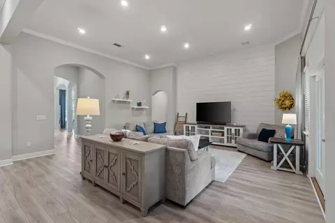 Living - 370 Mango Ln, Freeport, FL 32439 photo 2 of 4
