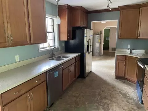 Kitchen - 6047 Eden Sq, Crestview, FL 32539 photo 3 of 4