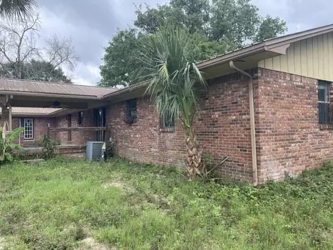 Exterior - 6047 Eden Sq, Crestview, FL 32539 photo 6 of 8