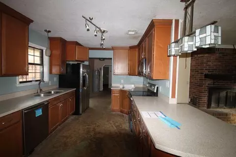 Kitchen - 6047 Eden Sq, Crestview, FL 32539 photo 1 of 4