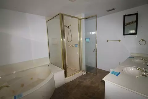 Bath - 6047 Eden Sq, Crestview, FL 32539 photo 3 of 3
