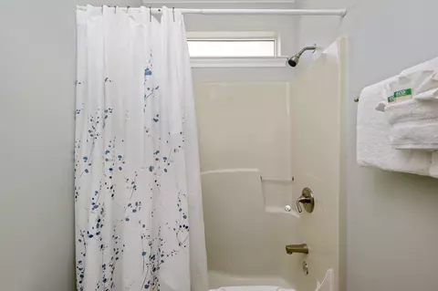 Bath - 223 E Grand Key Loop, Destin, FL 32541 photo 9 of 12
