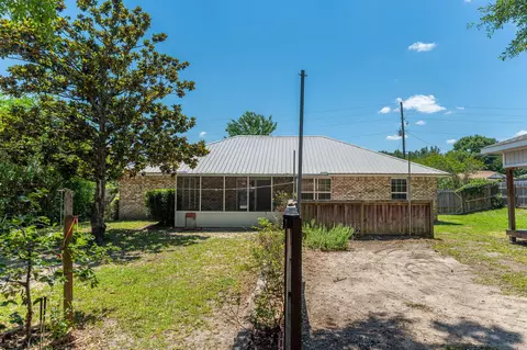 Exterior - 204 Villacrest Dr, Crestview, FL 32536 photo 7 of 10