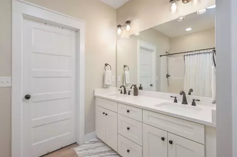 Bath - 3168 Maple St, Crestview, FL 32539 photo 1 of 5