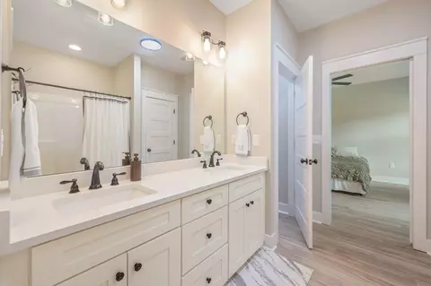 Bath - 3168 Maple St, Crestview, FL 32539 photo 2 of 5