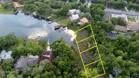 2 Petit Ct, Shalimar, FL 32579