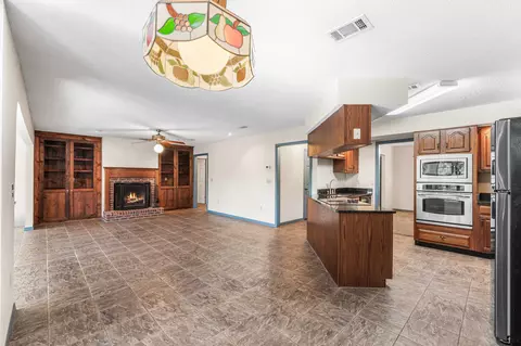 Living - 31 E Kathy Ln, Freeport, FL 32439 photo 6 of 7