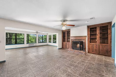 Living - 31 E Kathy Ln, Freeport, FL 32439 photo 2 of 7