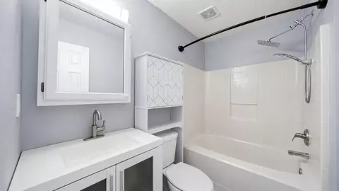 Bath - 662 E Robinson Ave, Crestview, FL 32539 photo 2 of 2